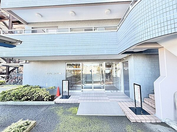 整えられたタイル張りのアプローチが日常に心地よい安心感をもたらす空間