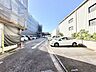 すっきりと見通しが良く落ち着いた空気が漂う敷地内の風景