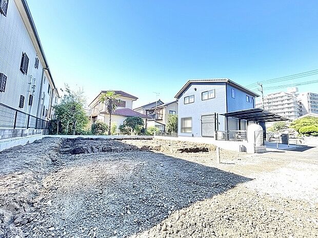 青空が広がる開放的な空間に穏やかな時間が流れる心地よい敷地