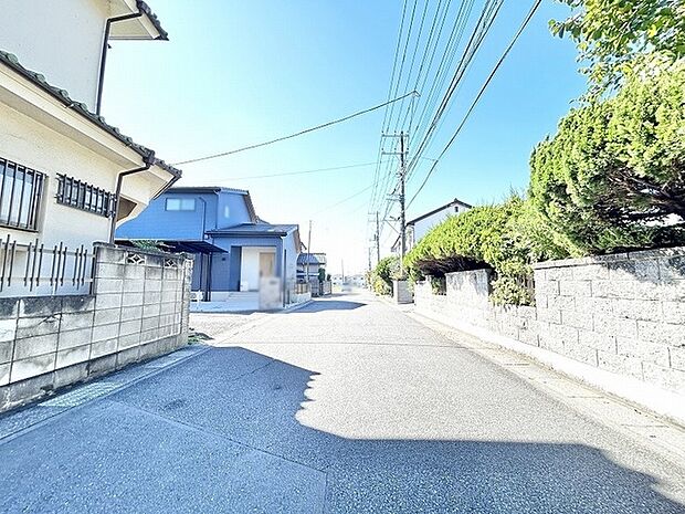青空が広がり心地よい風が吹き抜ける閑静な住宅街の景観
