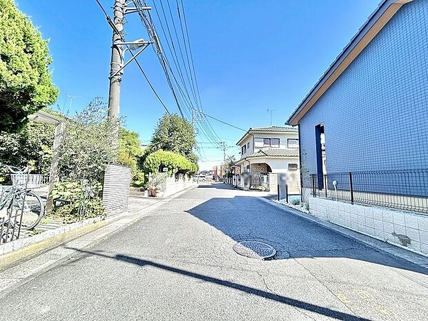 澄みわたる空のもと、穏やかな時間が流れる閑静な街並みが広がります