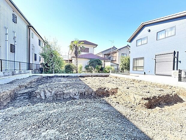 青空の下に広がる開放的な空間が、新しい暮らしへの期待感を穏やかに高めてくれます。