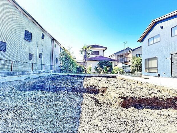 澄みわたる青空の下で新しい暮らしの物語を描く開放感に満ちた心地よい敷地