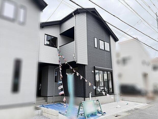 洗練されたモノトーンの外観が街並みに映える、落ち着いた佇まいの住まいです。