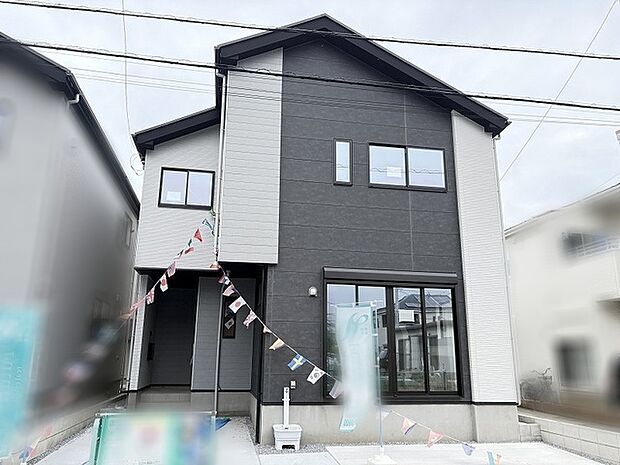 スタイリッシュなモノトーンの外観が街並みに映える、洗練された佇まいの住まい。