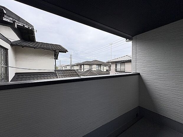 心地よい風と穏やかな景色が広がる、ゆとりある開放的な屋外スペースです。