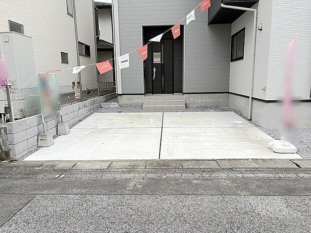 ゆとりある駐車スペースが確保され毎日の暮らしの利便性を高める整えられた外観