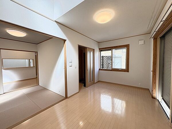開放的な吹き抜けがもたらす心地よい広がりと穏やかな時間が流れる空間