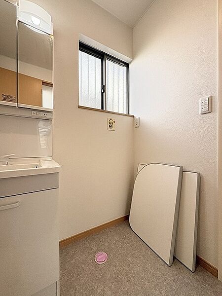 すっきりと整えられた空間に自然な明るさが広がり心地よい穏やかな時間を過ごせる場所