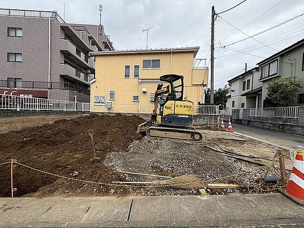 新しい暮らしの構想が膨らむ整えられた敷地から穏やかな街並みを望む