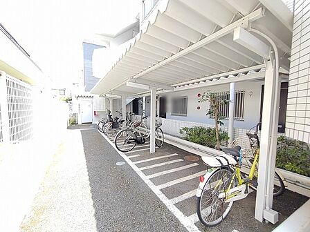 建物に沿って整備された、整理整頓が行き届いた清潔感のある共用スペースです。