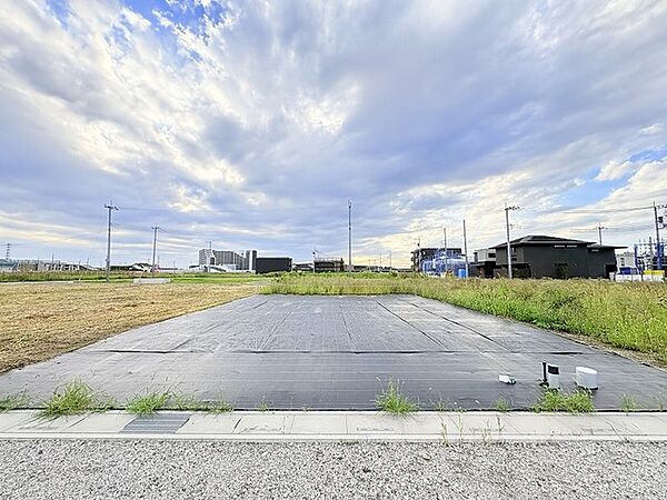 どこまでも広がる空を大きく見渡せる開放的なロケーションが心地よい空間