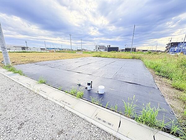 遮るもののない広大な空が広がり心地よい開放感に包まれる穏やかな敷地
