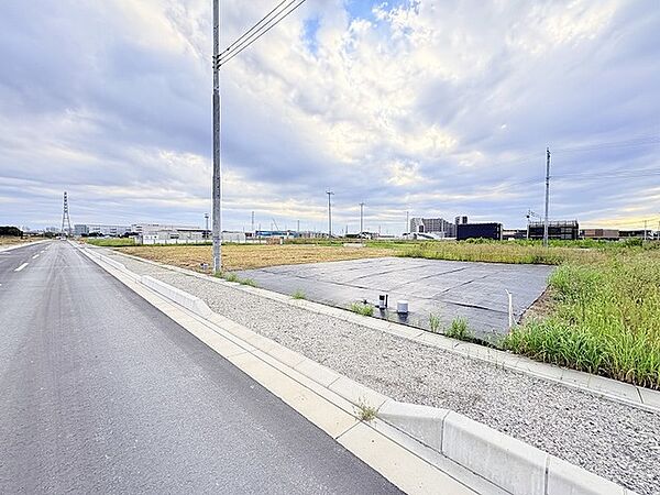 開放感のある空が広がり穏やかな時間が流れる整えられた敷地から始まる新しい暮らしの舞台