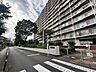 外観：青空の下に佇む堂々とした佇まいが、日々の暮らしに安心感とゆとりをもたらしてくれます