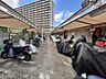 その他：きれいに整理された屋根付きの敷地スペースが、日々の暮らしに心地よい安心感をもたらします。