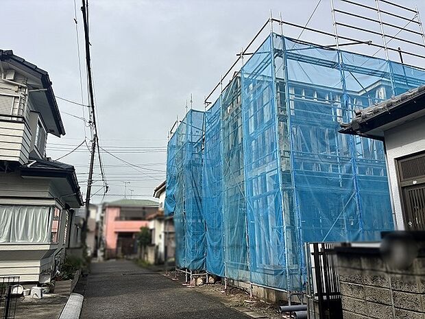 新しい暮らしへの期待が高まる、落ち着いた住環境に寄り添う建物です。