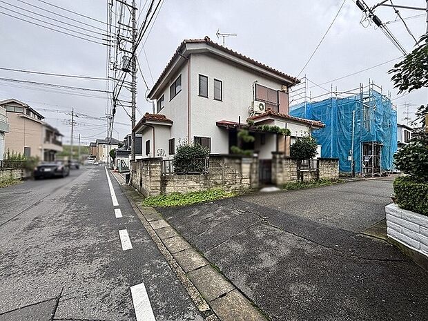 穏やかな街並みに馴染む落ち着いた佇まいは、心地よい日常の時間を想起させます。