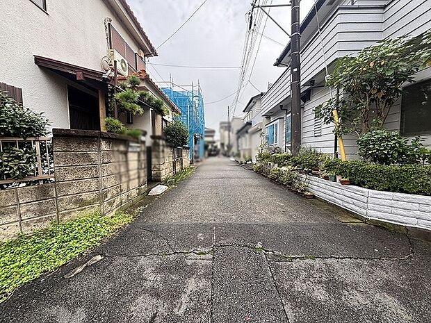 緑の気配と穏やかな空気が流れる落ち着いた住環境が広がる街並み
