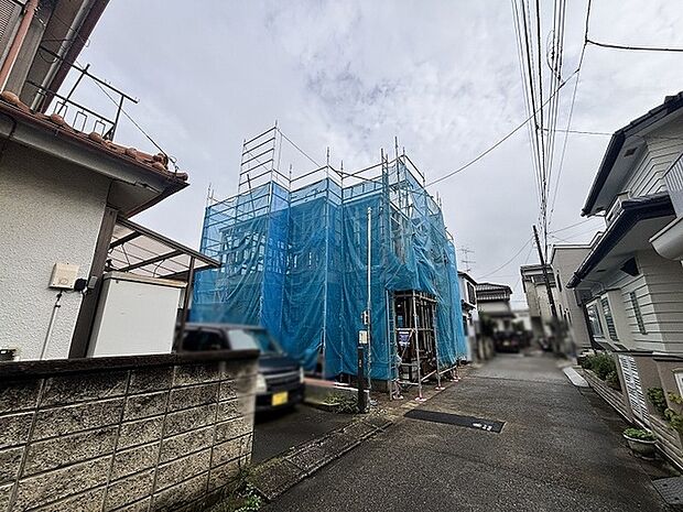 周辺の穏やかな街並みに溶け込みながら、新しい暮らしの形が静かにカタチ作られていくひとコマ。