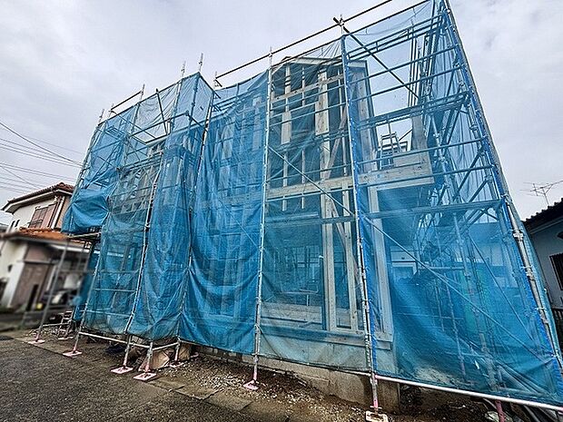 着々と形作られていく住まいが、新しい暮らしへの期待感を静かに高めてくれます。