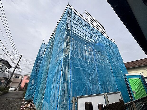 新しい物語がここから始まる、確かな構造と丁寧な施工が進む建築中の風景。