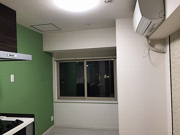 アクセントカラーが映える落ち着いた色合いで統一された上質な空間