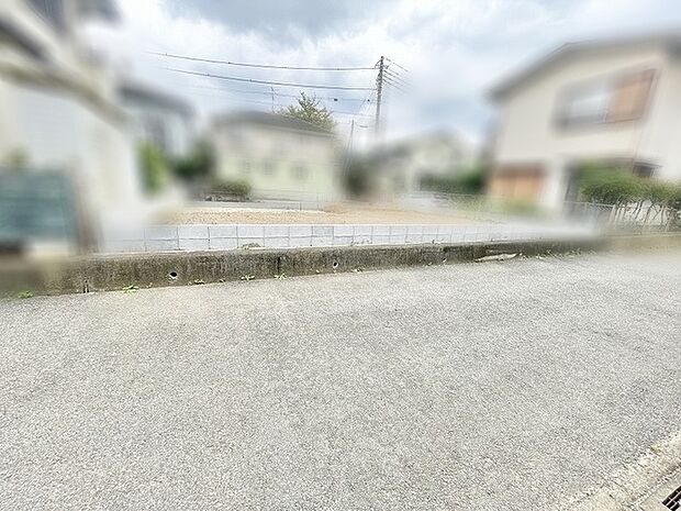 周辺の穏やかな環境に溶け込む、ゆとりある敷地が広がる心地よい空間です。