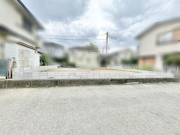 周囲の環境と調和しながら穏やかな時間が流れる整えられた敷地空間
