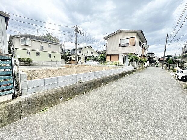 穏やかな空気が流れる閑静な住宅街に佇むゆとりある敷地です。
