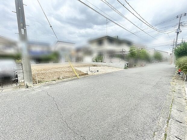 穏やかな時間が流れる落ち着いた住環境に広がる開放的な敷地です