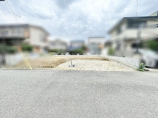 周辺に落ち着いた住宅街が広がる、ゆとりある敷地が新しい物語の始まりを予感させます。