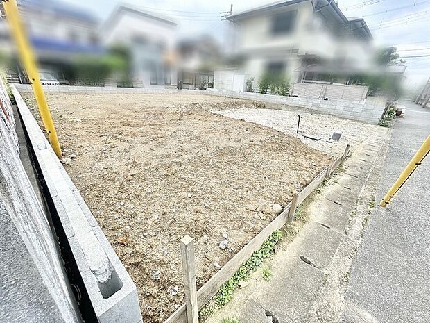 周辺環境と調和する整えられた敷地が新しい物語の始まりを予感させます