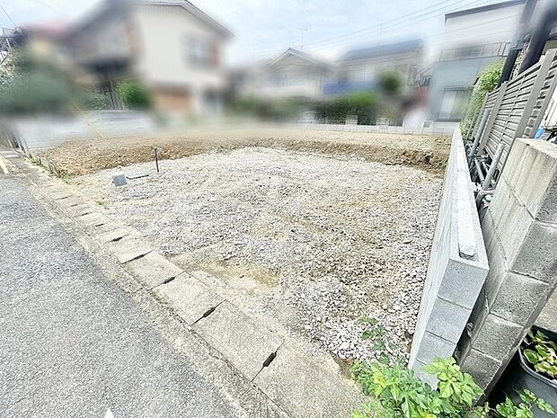 周辺の落ち着いた街並みに溶け込む、ゆとりある敷地です。