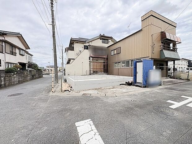 穏やかな空気に包まれた閑静な街並みに面し、心地よい開放感を感じられるロケーションです。
