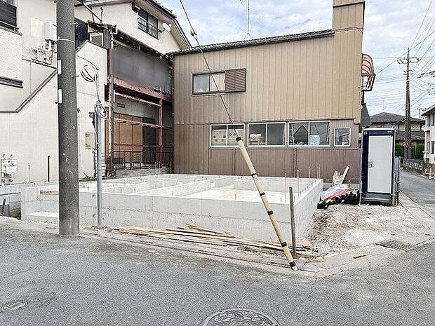 落ち着いた住環境に新しい暮らしの気配を感じる穏やかな敷地風景