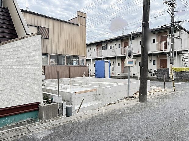 周辺環境に溶け込みながら新しい暮らしの礎がしっかりと築かれる穏やかな敷地