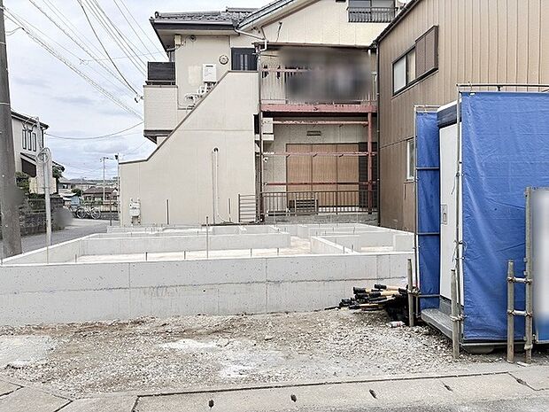 新しい暮らしの基盤が整っていく様子を感じさせる、穏やかな敷地風景が広がっています