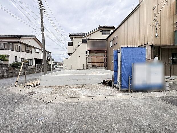 穏やかな空気が流れる落ち着いた住環境に広がる敷地です