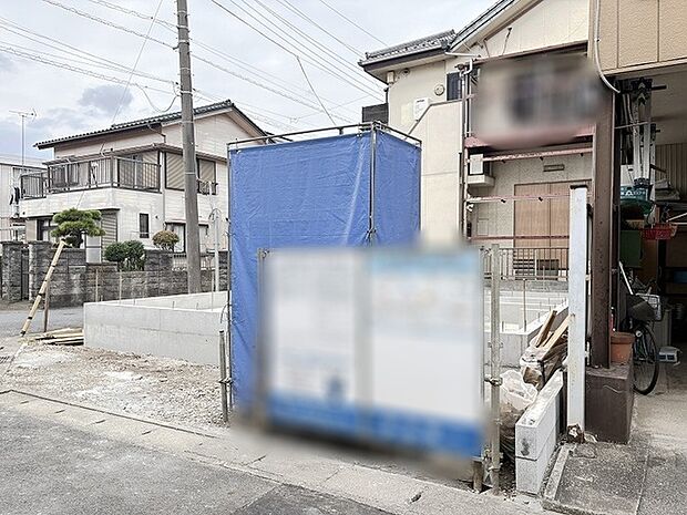 周囲の街並みと調和しながら新しい暮らしの基盤が整っていく静かな敷地