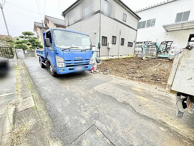 周辺の静けさとこれからの新しい変化に思いを馳せる落ち着いた佇まい。