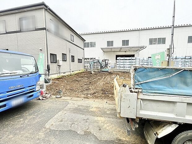 ゆとりある敷地が広がり、これからの新しい暮らしの構想が膨らむ現地です。