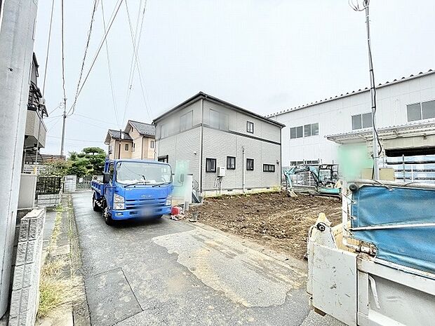周辺環境に馴染む落ち着いた佇まいで日々の暮らしを穏やかに包み込む建物外観