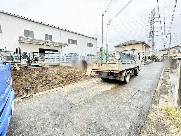 ゆとりある敷地が広がり、これからの新しい暮らしの構想が膨らむ現地風景です。