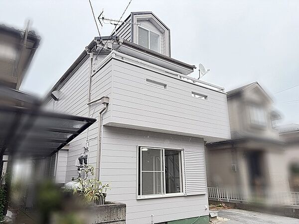 落ち着いた色合いの外壁と個性的な窓まわりが目を引く佇まいが穏やかな時間を予感させます。