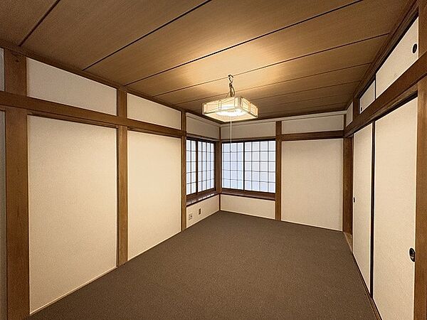 伝統的な美しさと現代的な快適さが調和する落ち着いた住空間