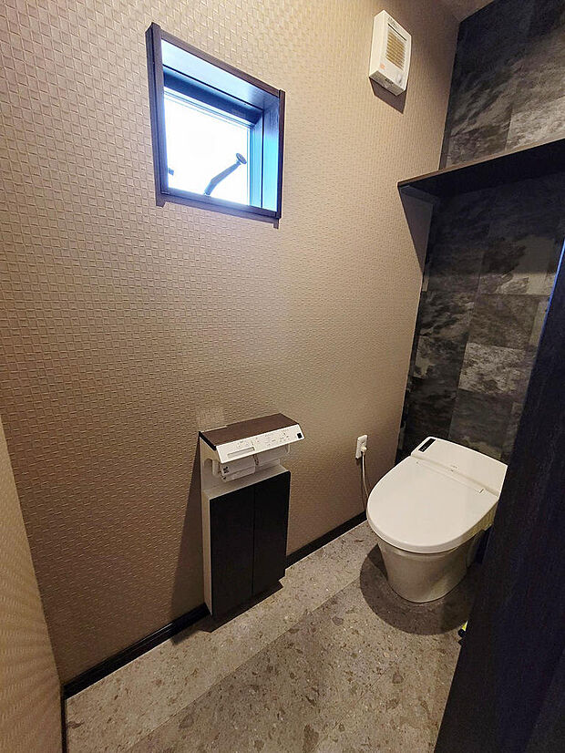 2階トイレ高級感のあるタンクレストイレ使用。