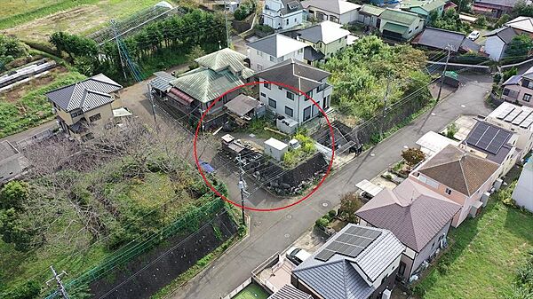 現地上空写真です。高台に面しているため眺望がいいです。