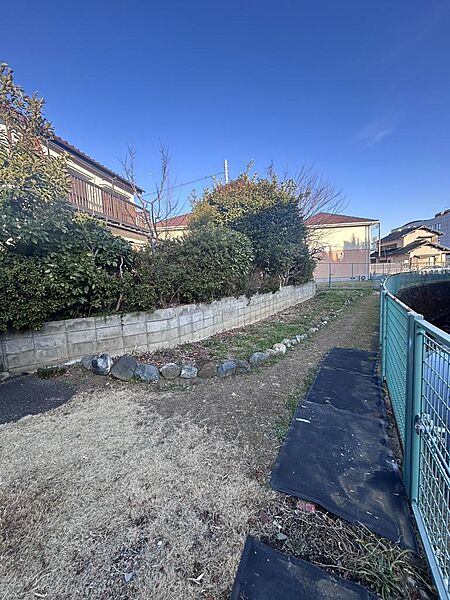 南側は車の通り抜けがないため、静かで落ち着いた住環境。陽当たり・通風も良好で、心地よい暮らしを実現できます。