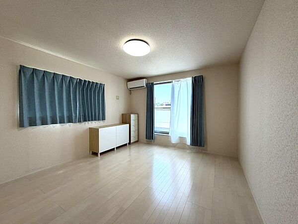 広さが魅力の９帖洋室。寝室や趣味の部屋など多目的に活用できます。